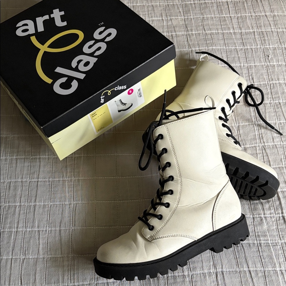 art class Cream Lace-Up Platform Combat Boots with Black Soles, size 5